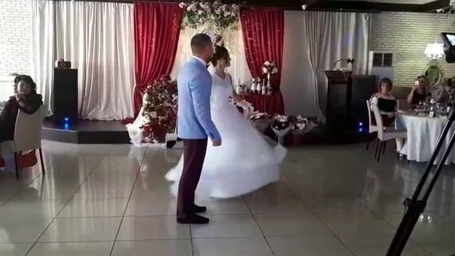 В этом году нашей семье 7 лет. А давайте посмотрим и вспомним наш свадебный танец для гостей.