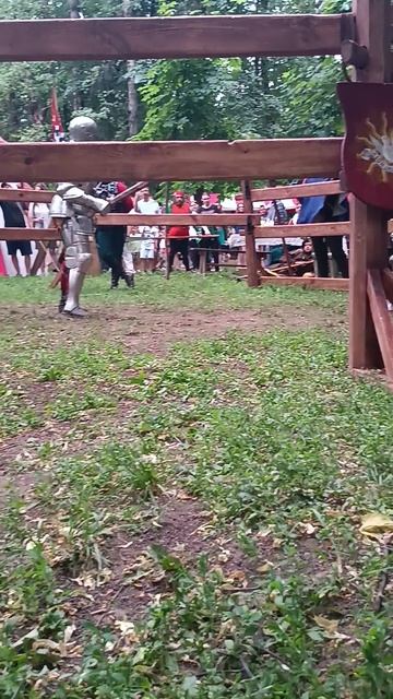 Ребенок комментирует бой рыцарей в доспехах.mp4