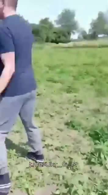 Ухилянт пытался прогнать ТЦКашника со своего огорода и в сердцах дал тому затрещину. Ох*ев от так...
