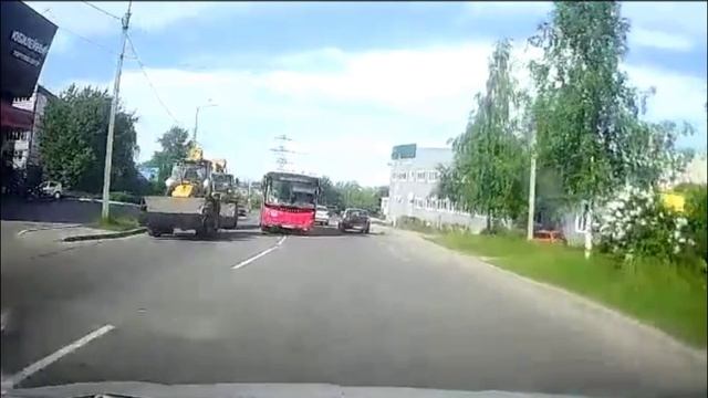 Автобус совершает обгон с выездом на встречную полосу