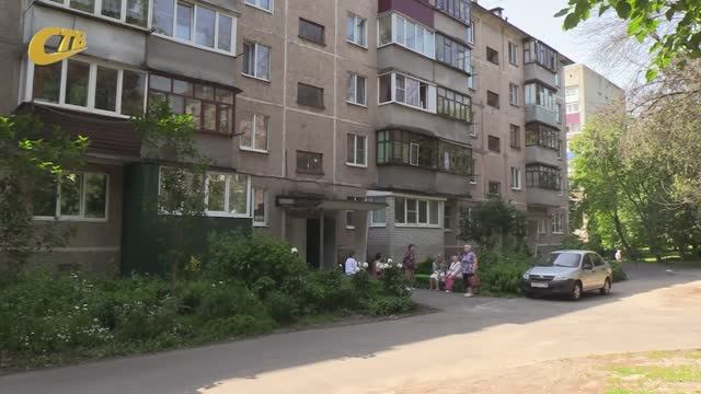 ЖИТЕЛЬНИЦЫ 10-ГО МИКРОРАЙОНА ЖАЛУЮТСЯ НА УНИЧТОЖЕННЫЕ ИЗ-ЗА ОТСУТСТВИЯ ОГРАЖДЕНИЯ НАСАЖДЕНИЯ