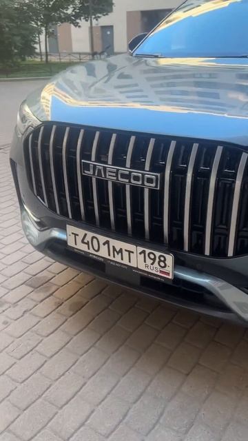 JAECOO («Джейку́») образовано от немецкого слова Jaeger («охотник») и английского Cool («крутой»).