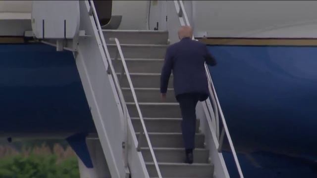 Президент США Дональд Трамп чуть не упал на трапе самолёта