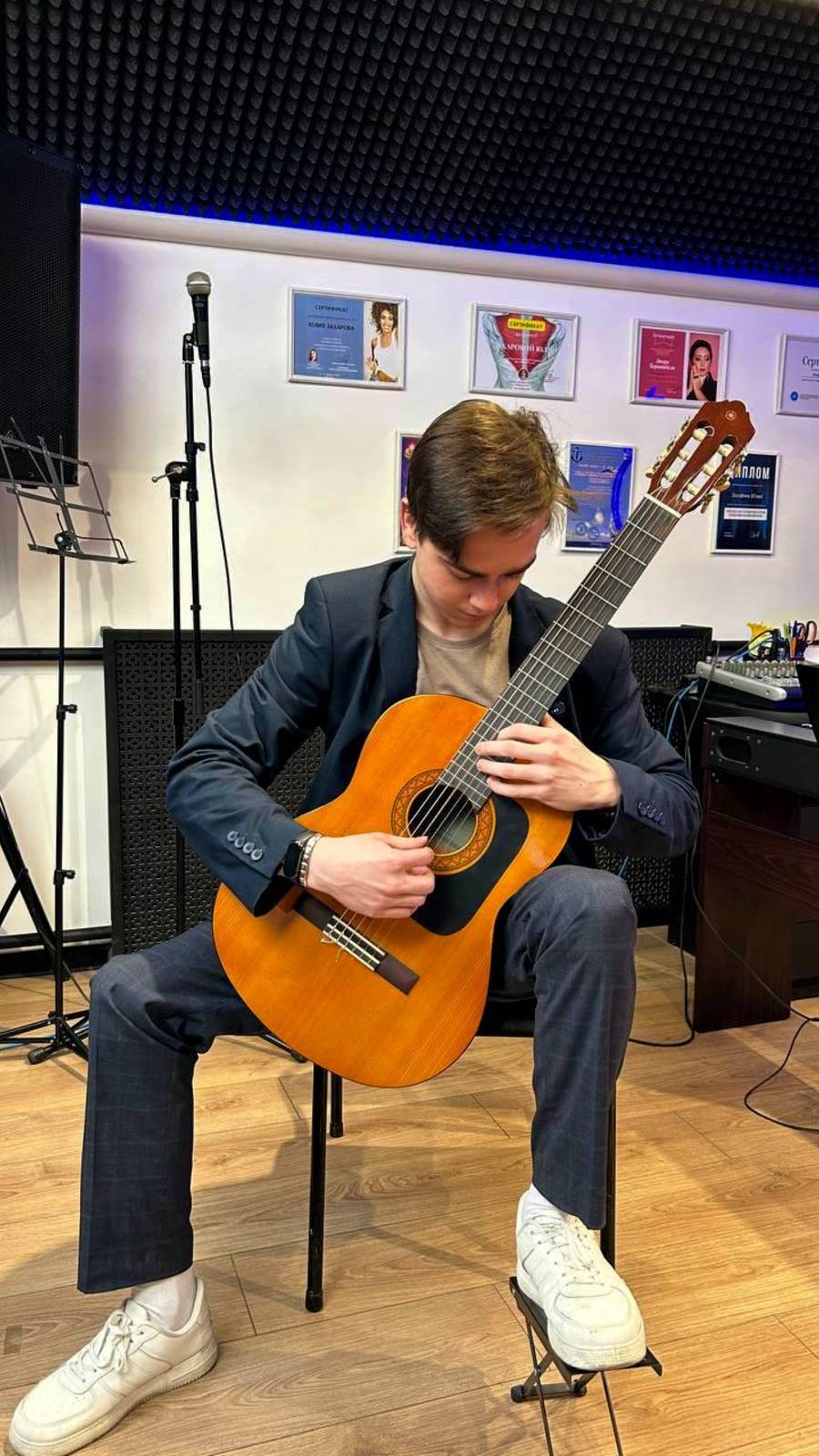 Педагог по гитаре Даниил Чупринов. Школа вокала Black Orpheus г. Новороссийск