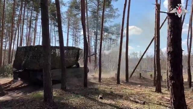 Экипаж танка Т-90М «Прорыв» уничтожил скопление сил ВСУ на Краснолиманском направлении.