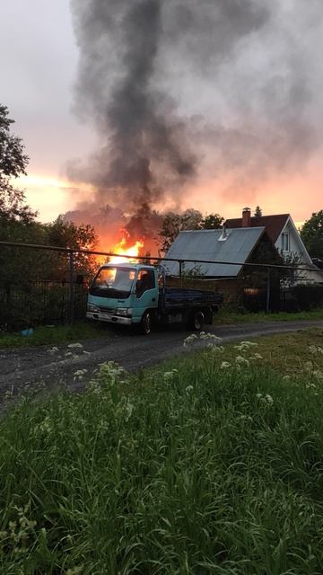 МОЛНИЯ ПОПАЛА В САДОВЫЙ ДОМИК.