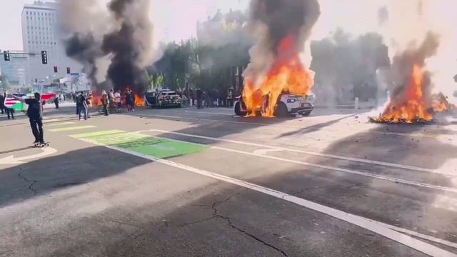 В Лос-Анджелесе массовые беспорядки: протестующие мигранты начали сжигать флаги США