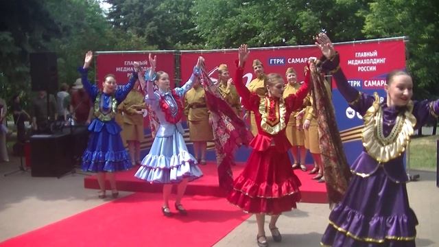 Красивый танец с платками.