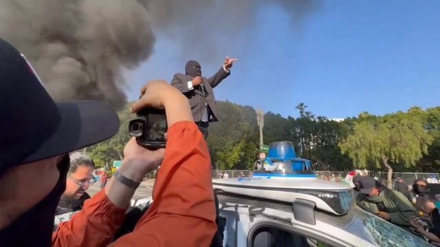 В Лос-Анджелесе и ряде соседних городов Нацгвардия Калифорнии, переподчинённая федеральному правител