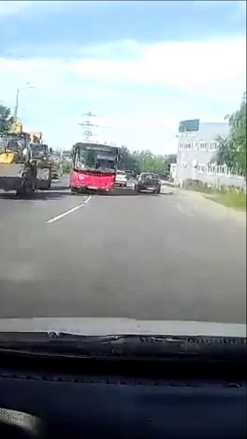 Автобус совершает обгон с выездом на встречную полосу