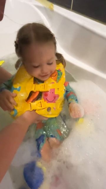 СОФИЯ КУПАЕТСЯ #baby #купаемся #kids #дети