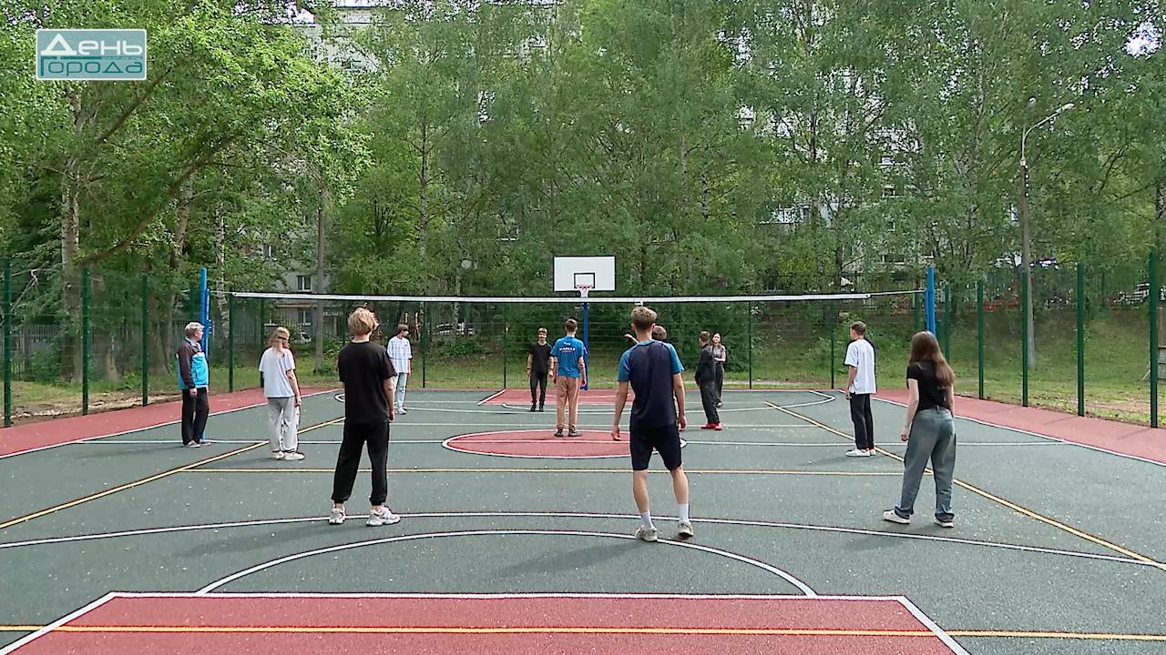 Новая беговая дорожка и современная баскетбольная площадка появились в школах № 22 и № 42 по проекту