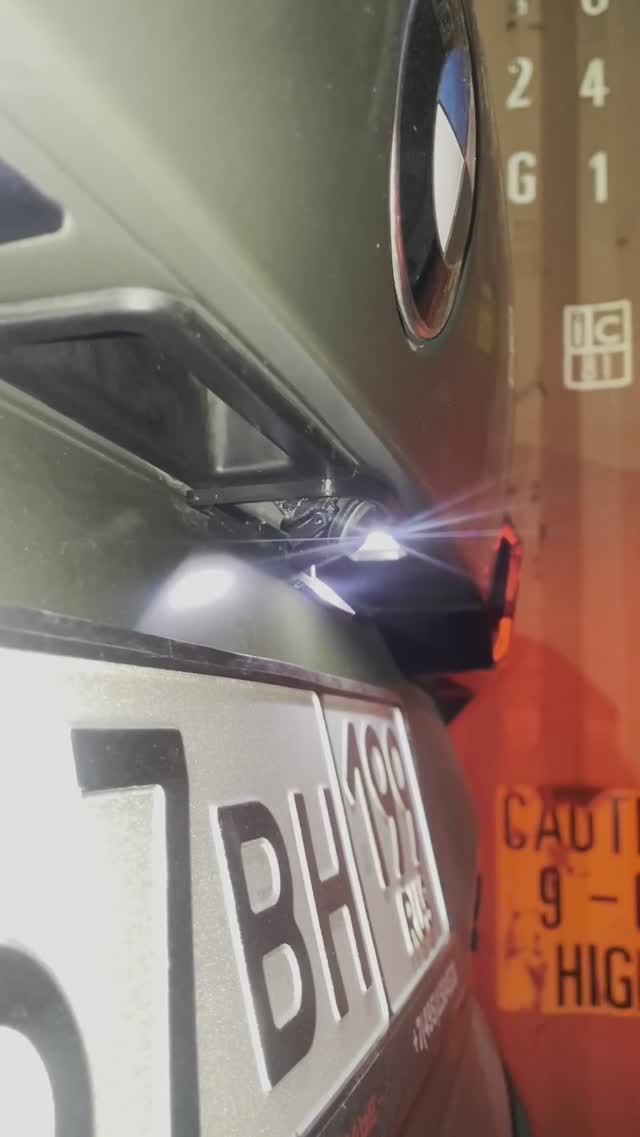 Привлекательная откидная система для камеры iCam2 BMW. Полностью интегрируется в штатную систему