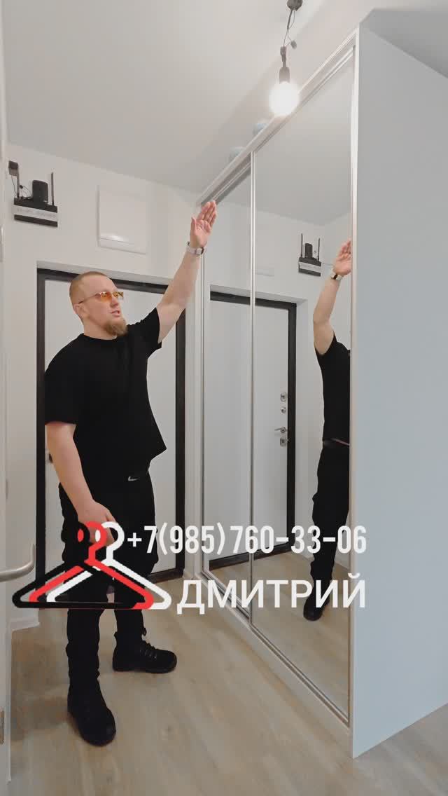 2025.03.13 Встроенный шкаф-купе в коридоре прихожей, с раздвижными дверями, зеркала в узких рамках.