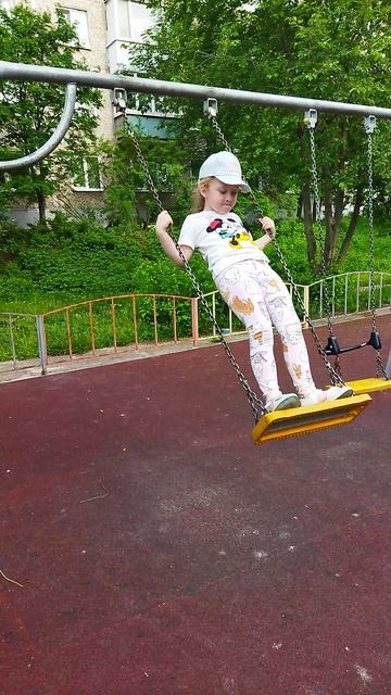 Полюшка на качелях