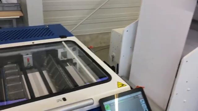 Линия MBO Roll Fed SVC: 12-страничная проклеенная брошюра с динамической перфорацией рупона.