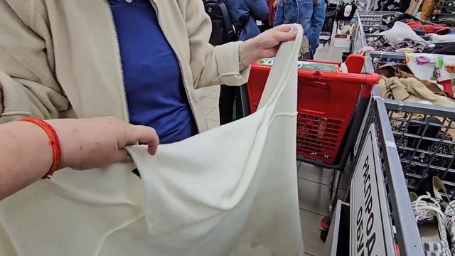И снова мне не повезло! Надеялась найти эксклюзив! А люди уносили покупки мешками!