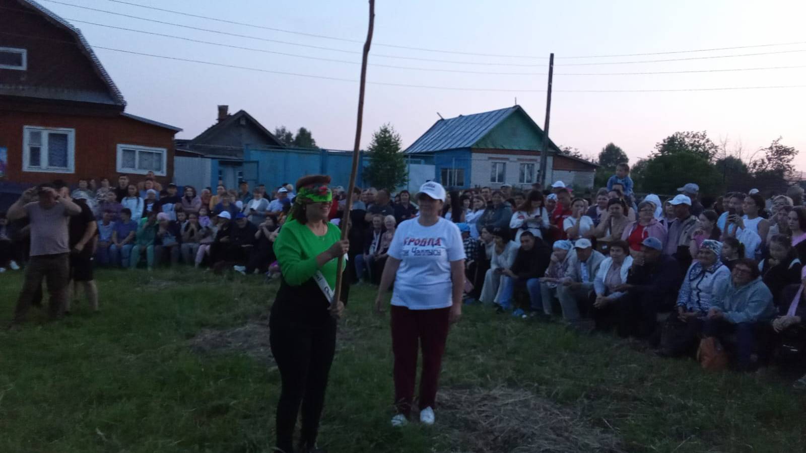 Бүген район үзәгендәге Сабантуйдан соң кичен халык  Үри Чаллысы авылындагы Троица бәйрәменә җыелды