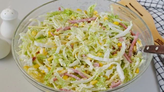 Салат с сухариками и капустой