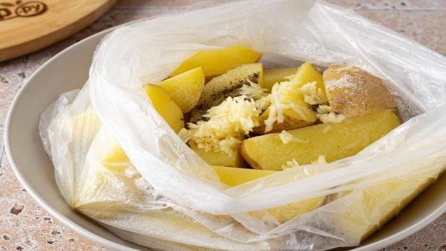 Картофель по-деревенски с чесноком