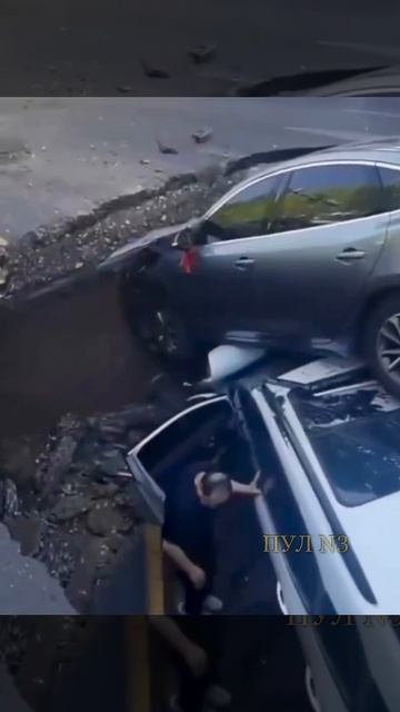 В Китае земля в буквальном смысле уходит из-под ног из-за сильных дождей в Ханьдане и Гуанси