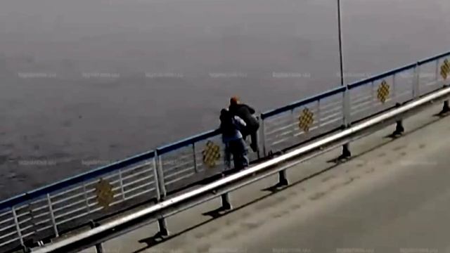 Сотрудник МЧС Тувы спас девушку, которая хотела прыгнуть с моста
