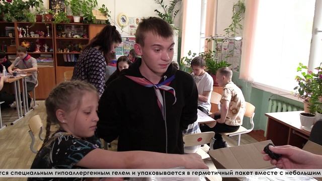 В школе №2 в летний теплый день мы застали ребят за изготовлением сухого душа