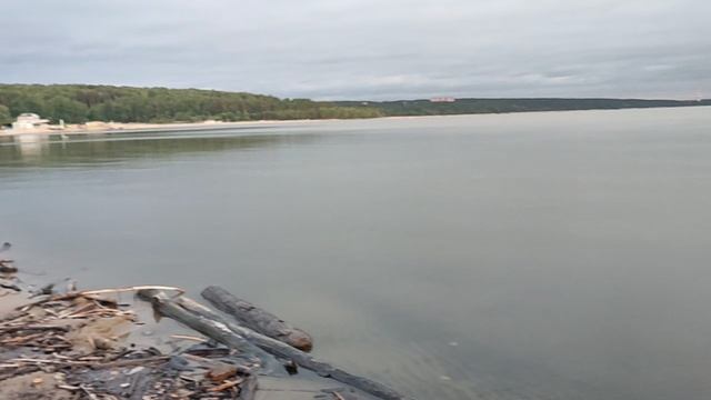 Обское море 🌊 на закате 🌅 в воскресенье: красиво, спокойно. Машины продолжают заезжать на берег 😕