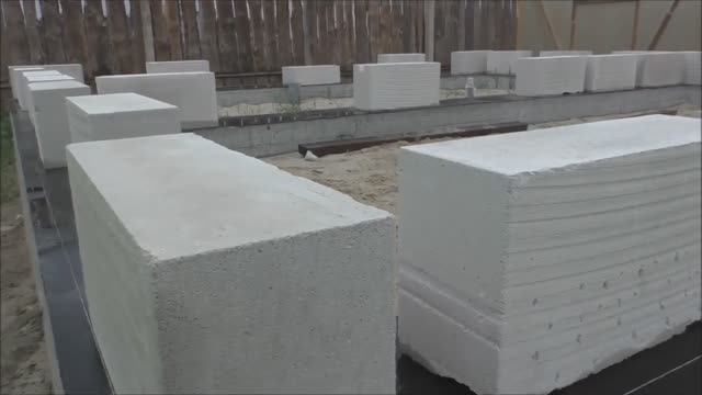 Разметка первого ряда кладки газобетона