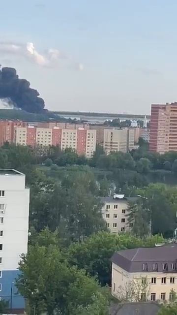 В Подмосковье полыхает склад с ГСМ.Как сообщает baza,площадь пожара более 8000 м².