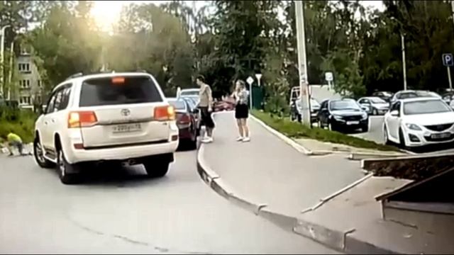 Во Владимире ищут водителя белого джипа