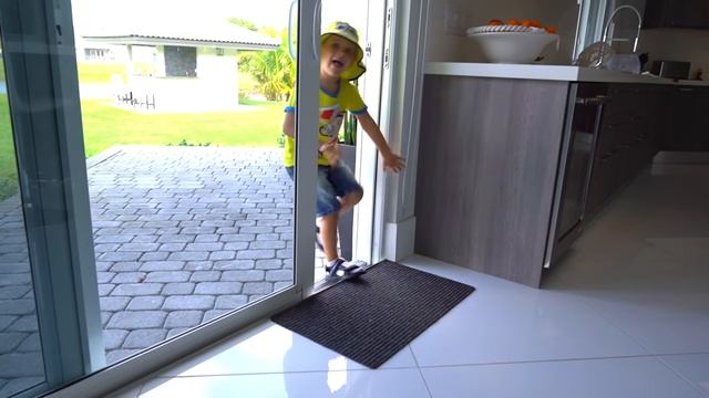 Диана и Рома Диана притворяется, что играет с новой игрушечной машинкой