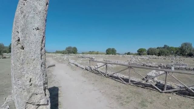 Пустынные улицы древнего города.