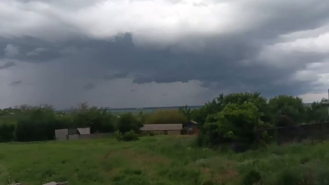 вдали пошёл дождь