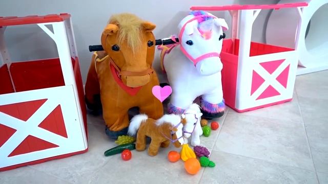 ДИАНА И РОМА - Диана притворяется, что играет с забавной игрушкой-тележкой для еды