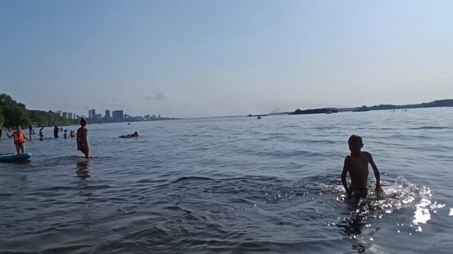 Воскресенье вечером на пляже многолюдно, так 30 на градуснике. , хорошая музыка чтоб провести время,