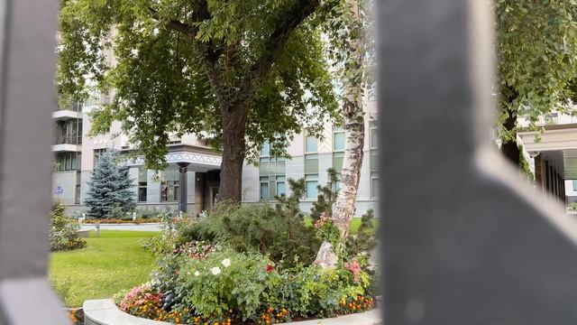 Как живут люди в центре Москвы 🏙 Прогулка по дворам жилых домов — атмосфера и архитектура