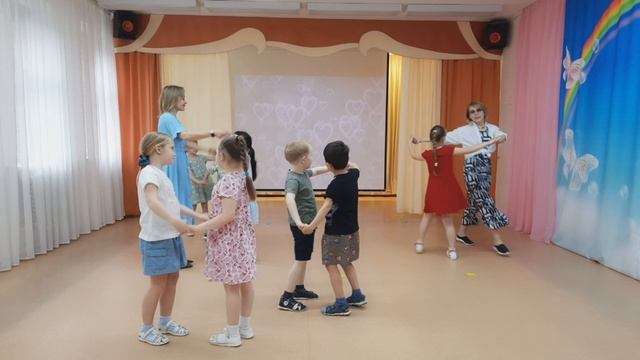 муз. игра "Ходим мы по залу"