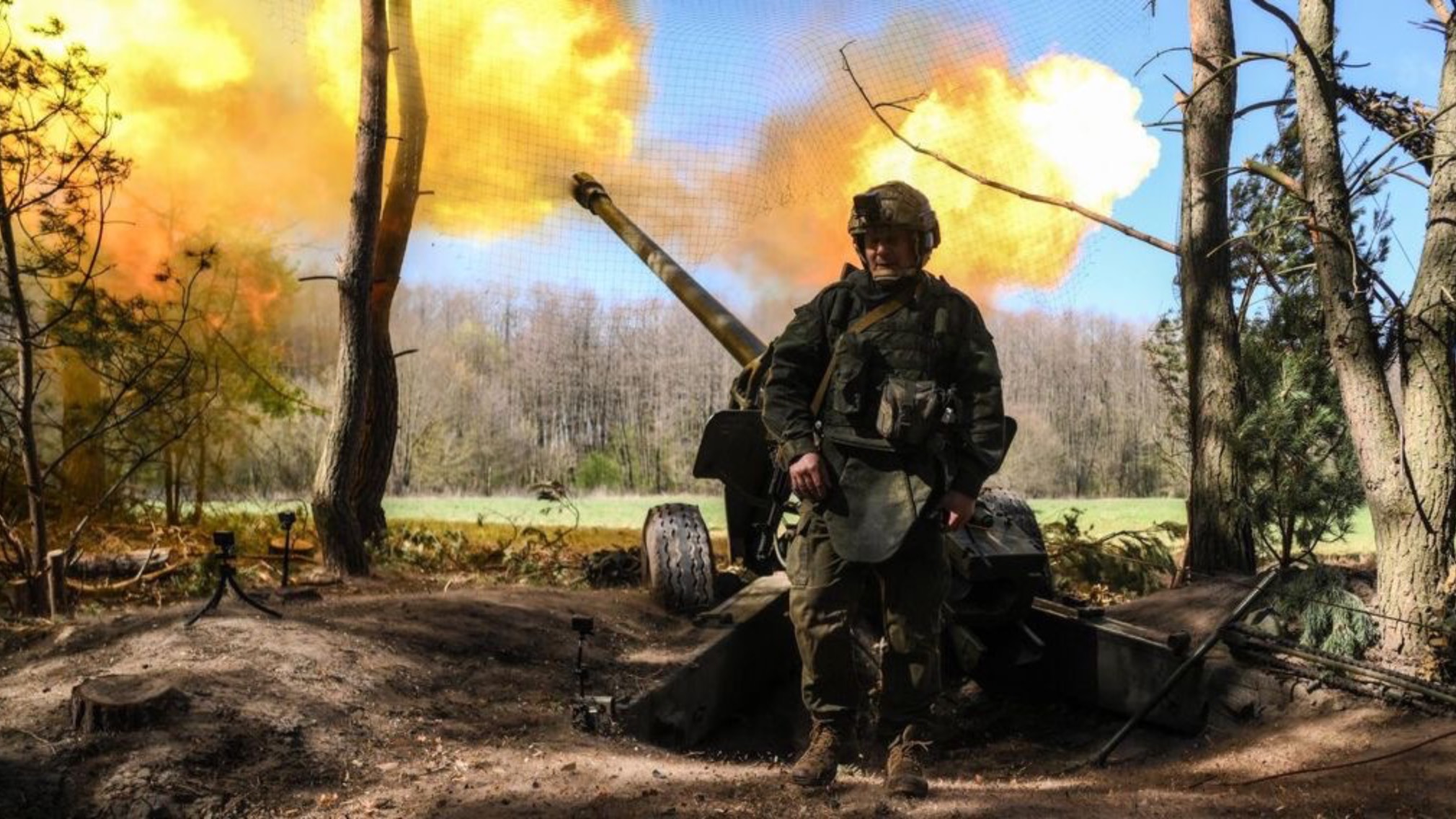 Российские войска нанесли групповой удар по военным объектам в Киеве.