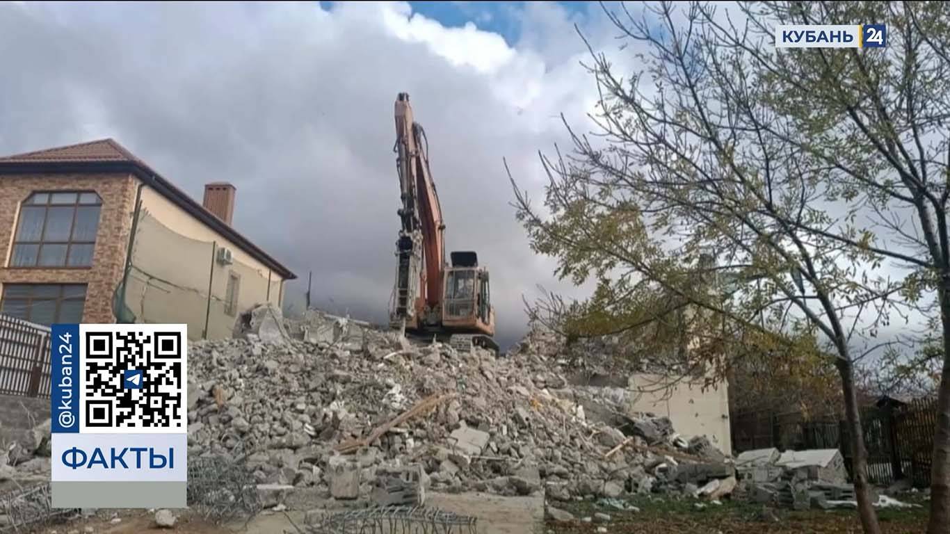 Восемь человек остались без жилья после сноса незаконного дома в Новороссийске