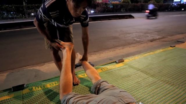 2 $ Highway massage во Вьетнаме, Хошимин ｜ Традиционный вьетнамский уличный массаж