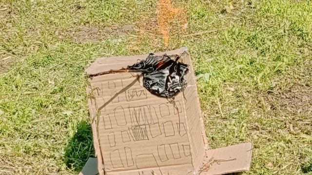 горит 5 этажный дом из картона