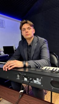 Педагог по фортепиано Константин Бережняк. Школа вокала Black Orpheus г. Новороссийск