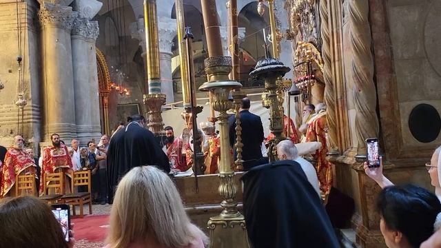 Святой вход в Кувуклию перед Причастием в праздник Святой Троицы