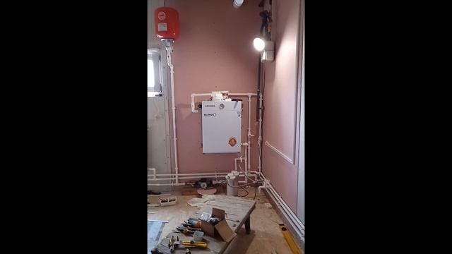 Паяем отопление в пристройке, устанавливаем газовый котел и разводим электрику✌🚀