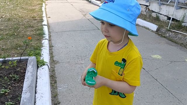 Мама смотри какие цветочки 🌿