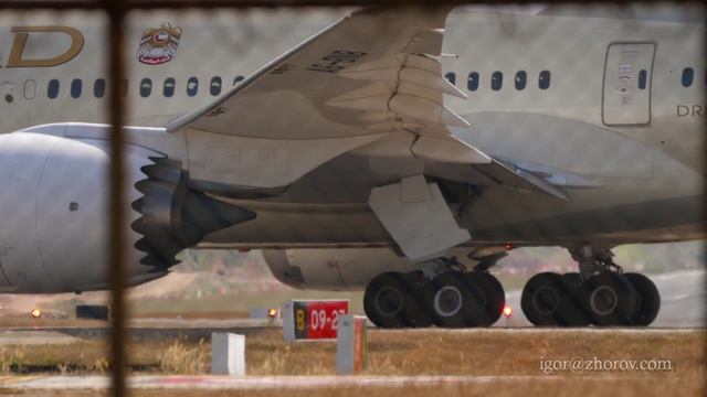 Дримлайнер Боинг 787 авиакомпании Этихад на рулении перед вылетом из аэропорта Пхукет.