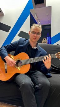 Педагог по гитаре Глеб Брязгунов. Школа вокала Black Orpheus г. Новороссийск