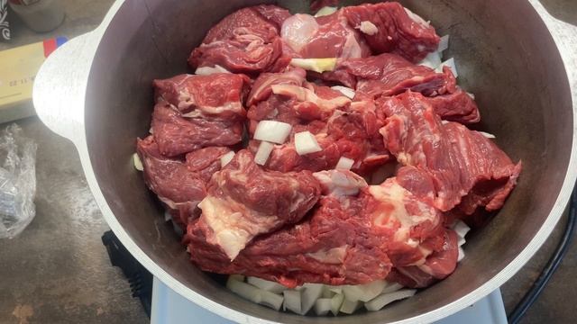 Говядина по-кремлевски с картошкой в казане на электроплитке.