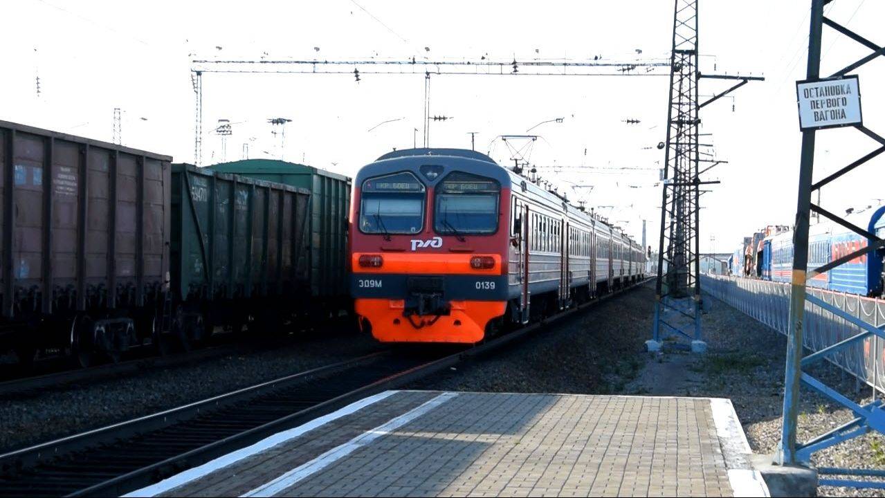 Электропоезд ЭД9М-0139. Отправление.